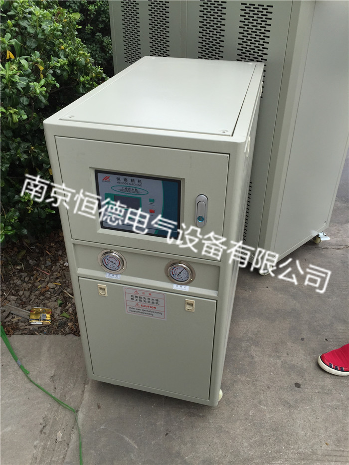 水冷螺桿式冷水機(jī)組特點(diǎn)